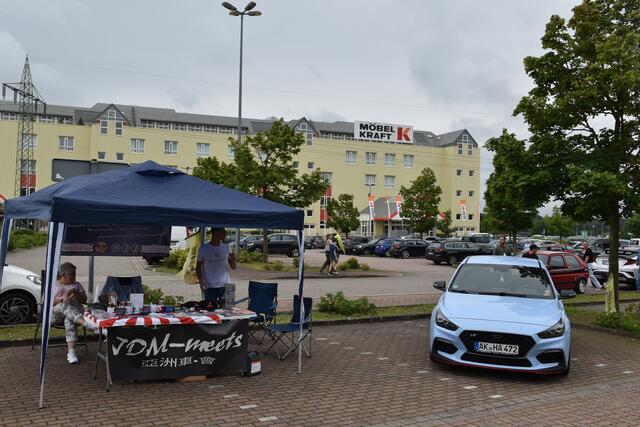 Der Treffpunkt des Veranstalters: JDM-meets auf dem Parkplatz von Möbel Kraft | Foto: Axel-Holger Haase