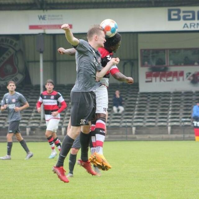 Patrick Böhmker beim Kopfball | Foto: TSV 08