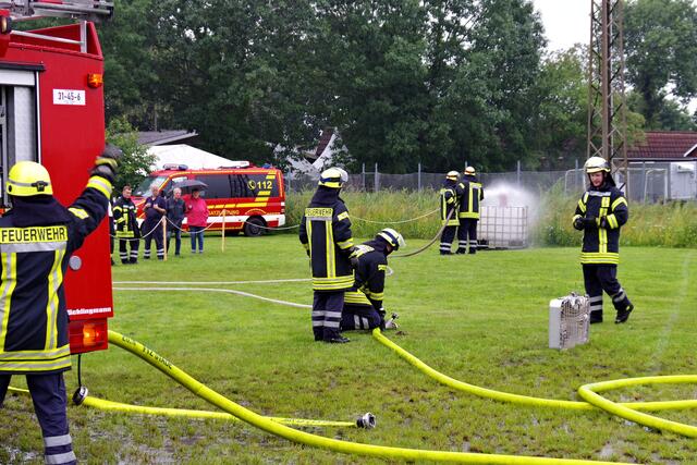 Beim Löschangriff | Foto: Rolf Hillyer-Funke/FFW Samtgemeinde Oldendorf-Himmelpforten