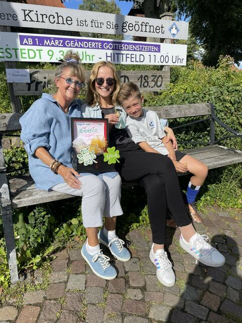 Renate Nottorf, Jana und Noha Jürges (v.li) vor der Hittfelder Kirche | Foto: sra