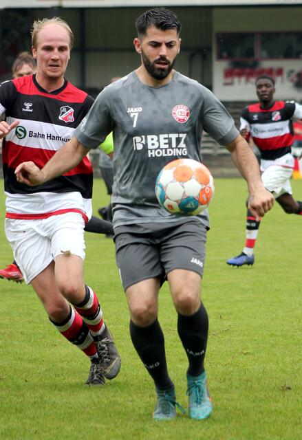 Der Buchholzer Miliam Buzhala (re.) am Ball vor dem Altonaer Kapitän Steffen Neelsen  | Foto: Miriam Kartzig