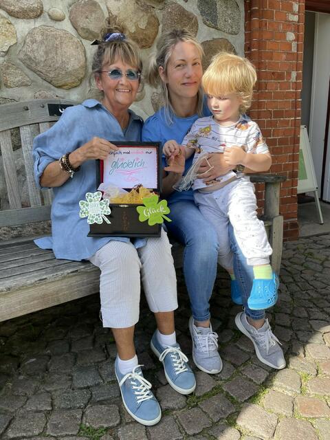 Renate Nottorf, Claudia und Lui (v.li.) aus Fleestedt vor dem Eingang der Hittfelder Kirche | Foto: sra
