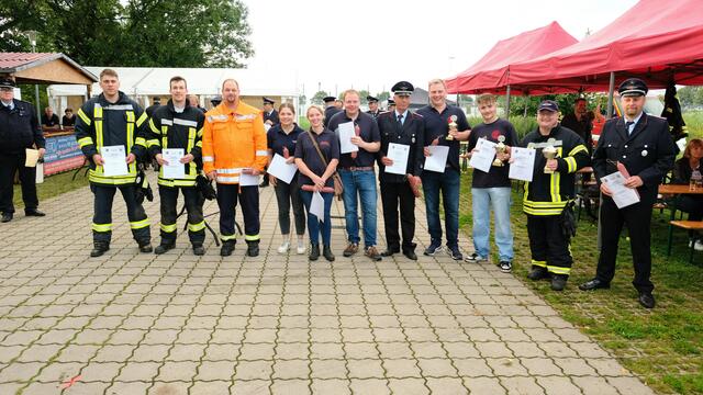 Gruppenführer der teilnehmenden Teams nach Überreichung der Urkunden und Pokale | Foto: Rolf Hillyer-Funke/FFW Samtgemeinde Oldendorf-Himmelpforten