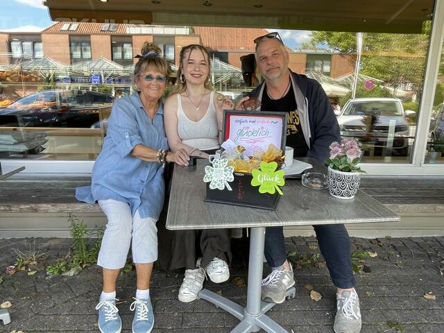 Renate Nottorf, Alessia (16) und Lars Findorff (51, v.li.) vor einem Geschäft in Hittfeld | Foto: sra