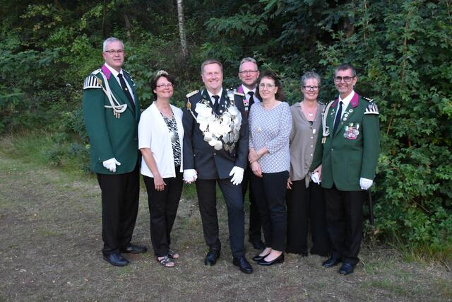 Nach der Proklamation (v.li.): Adjutant Dirk Horstmann, Königin 
Claudia und Schützenkönig Wolfgang Meyer, Adjutant Niels 
und Anette Weitendorf sowie Tanja und Stefan Geist (Adjutant) | Foto: ah
