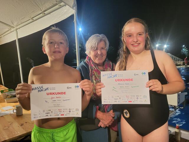 Leonie Hartz (14) und Bruder Jan (12) freuten sich über zusammen 9.500 geschwommene Meter. Gisela Hartz war sichtlich stolz auf ihre Enkelkinder | Foto: ce