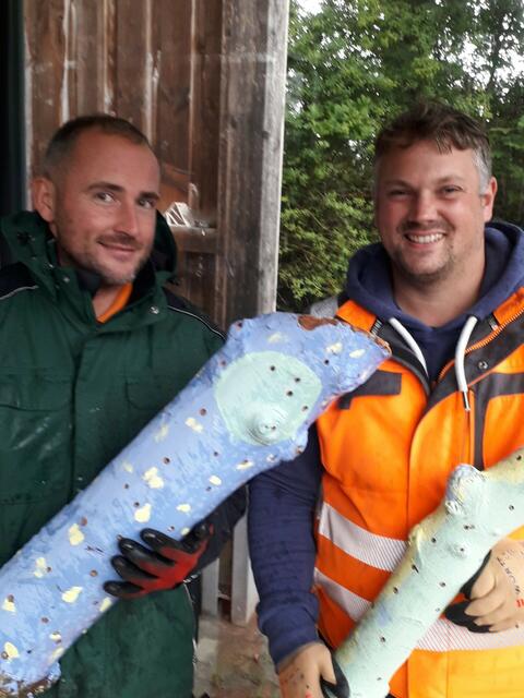 Macel Perlich (li.) und Lars Schmidt vom Jesteburger Bauhof sorgen dafür, dass die Nisthilfen fachgerecht aufgestellt werden | Foto: Petershagen
