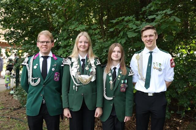 Die Jugendkönigin Neeltje Bischel (2.v.li.) mit ihren Adjutanten Sven Böttcher (li.), Emily Strafe und Lukas Dummeyer  | Foto: SF Sprötze-Kakenstorf