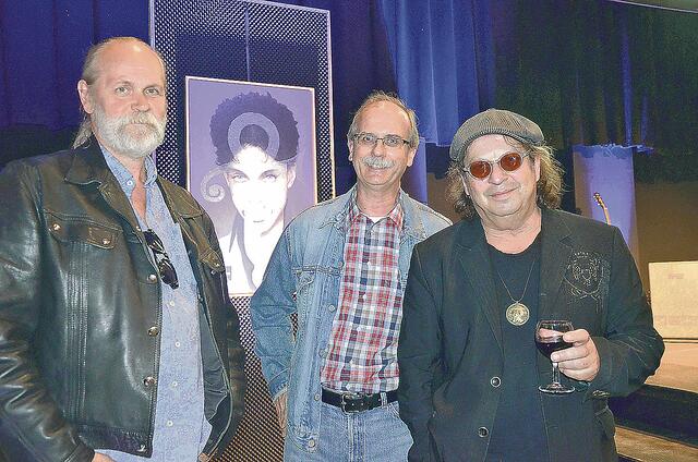 Tauschen sich gern über Kunst und Musik aus (v.li.): Ole Ohlendorff, Axel-Holger Haase (WOCHENBLATT-PR-Redaktionsleiter und Hobby-Drummer) und Jean-Jacques Kravetz  | Foto: Ole Ohlendorff Archiv