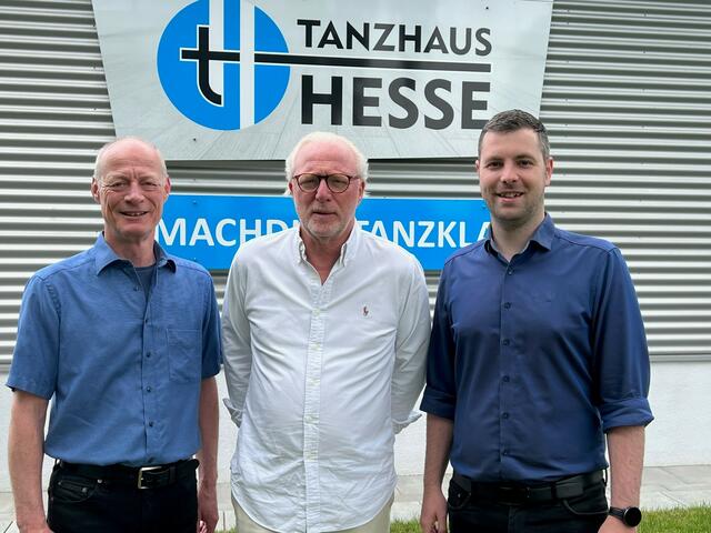 Thorsten Maempel vom Lions Club Buchholz Nordheide (m.) freut sich über die tolle Unterstützung von Bernd (li.) und Andrè Hesse (re.) vom Tanzhaus Hesse | Foto: Lions Club Buchholz Nordheide