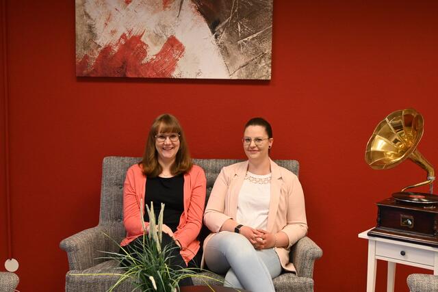 Inhaberin und Hörakustik-Meisterin Kristin Sieberth (li.) und Hörakustikerin Sarah Fiebach sind Ansprechpartner für Hörbeeinträchtigungen in der Hörstube Nenndorf | Foto: Sieberth