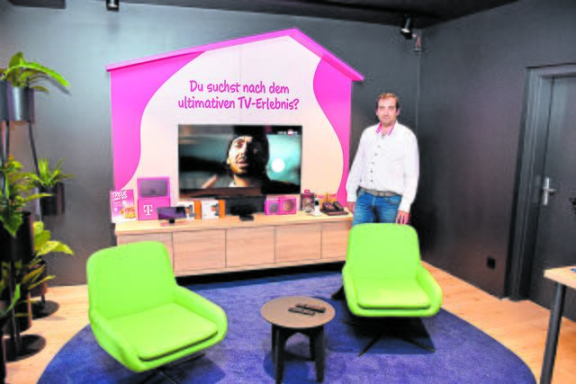 Alexander Blem vor dem Informationsbereich rund um Magenta TV der Telekom | Foto: Axel-Holger Haase