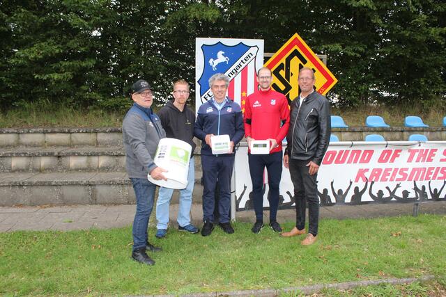 Freuen sich über die neue Sportstation (v.li.): Karsten Egler vom Autohaus Egler, Jens Döring von der Firma Sportstation, Mathias Schmidthals und Robin Glade aus dem Vorstand des FC Rosengarten sowie Dirk Tresenreiter vom Gewerbeverein | Foto: pm