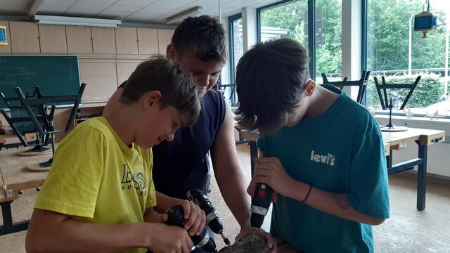 Elias Baar (v.li.), Luis Dabelstein und Cassian Bischoff aus der Oberschule Jesteburg bohren Löcher in die Hartholzstämme | Foto: Dabelstein