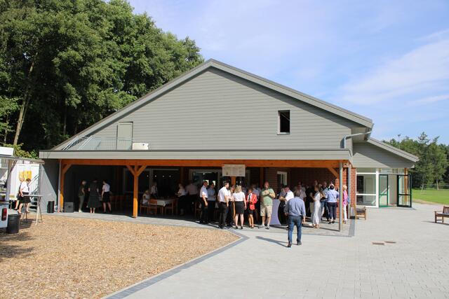 Unter der überdachten Terrasse spendete das neue Schützenhaus am heißen Einweihungstag wohltuenden Schatten | Foto: ce