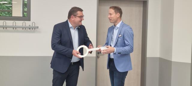 Übegabe des Schlüssels: Holger Falcke und Friedemann Reinhard | Foto: ig