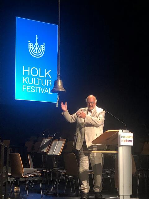 Mit traditionell sieben Glockenschlägen eröffnete Prof. Dr. Wolfgang Scheider das Holk Kulturfestival | Foto: Stadeum