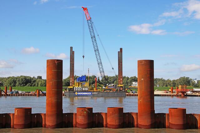 Ein Blick über die Spundwände hinweg in den künftigen Hafen für das schwimmende LNG-Terminal | Foto: jd
