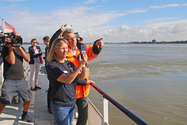 NPorts-Chef Holger Banik (orange Jacke) und Mitarbeiterin Alexandra Brandt schauen sich den Baufortschritt an | Foto: jd