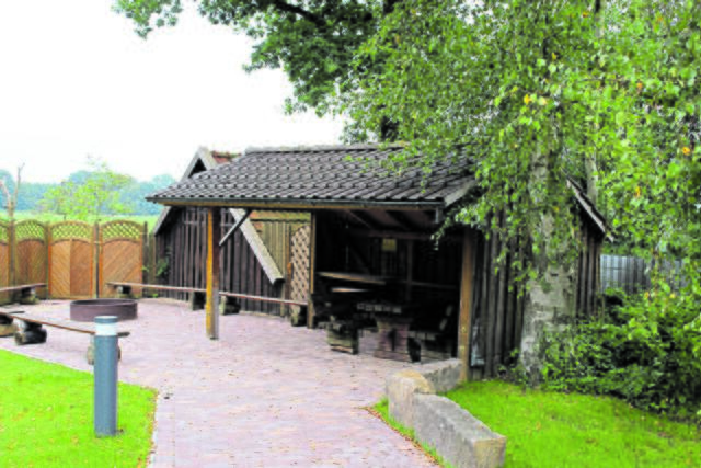 Hinter dem Gebäude unterhält der Heimatverein sein Backhaus | Foto: sb