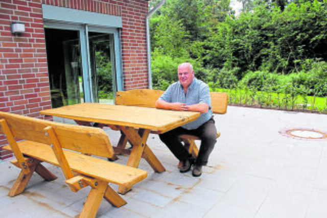 Bürgermeister Johann Höft auf einer der beiden Terrassen hinter dem Dorfgemeinschaftshaus | Foto: sb