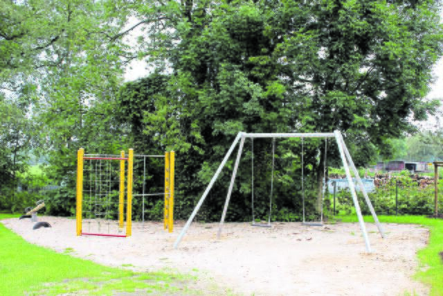 Zur Außenanlage gehört ein kleiner Spielplatz. Die Schaukel ist ganz neu | Foto: sb