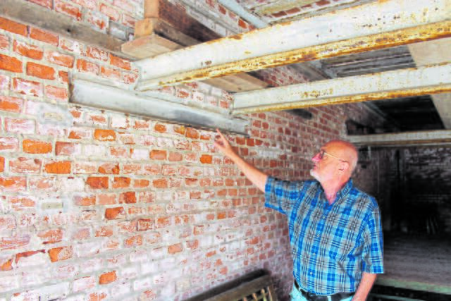 Werner Weimar zeigt eine alte Bahnschiene, die beim Festungsbau als Träger diente | Foto: sb