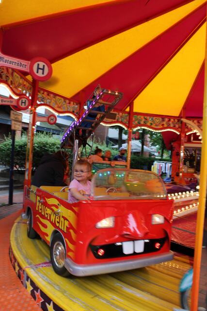 Glücklich im Feuerwehrauto: Leyla (2) aus Meckelfeld | Foto: pöp