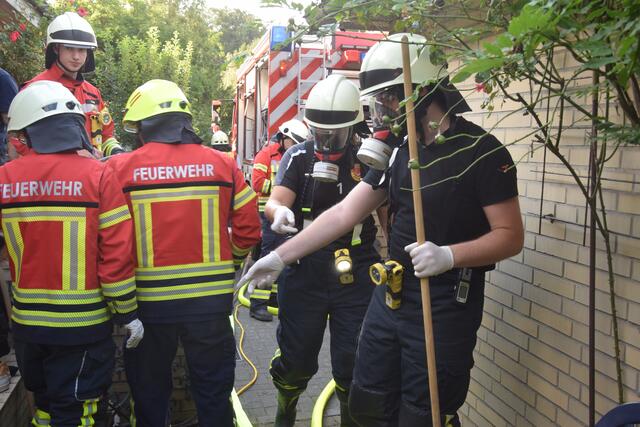 Nachdem die Messgeräte Alarm geschlagen haben, ging es nur noch mit Atemschutz in den Keller | Foto: Feuerwehr Harsefeld