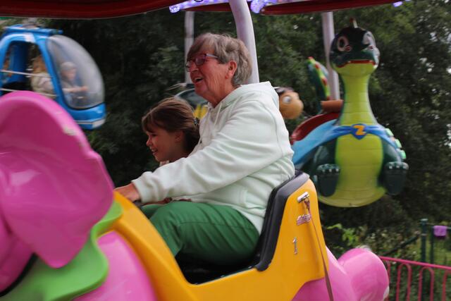 Gemeinsam drehten Marlies und Enkelin Emily (8) aus Meckelfeld flotte Runden im fliegenden rosa Elefanten  | Foto: pöp