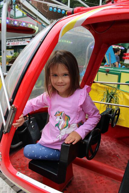 Jenata (4) hatte Spaß im Hubschrauber des "Samba"-Karussells | Foto: pöp