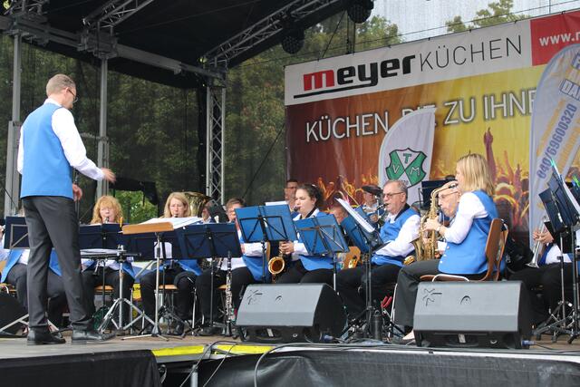 Das „Musik im TVM“- Blasorchester des TV Meckelfeld zeigte auf der Hauptbühne, was es kann | Foto: pöp