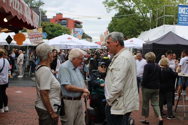 Treffpunkt Dorffest: Viele Meckelfelder trafen sich hier mit Bekannten und Nachbarn | Foto: pöp