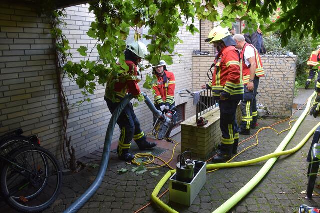 Die Feuerwehr setzte mehrere Pumpen ein, um das Schmutzwasser im  Keller zu beseitigen | Foto: Feuerwehr Harsefeld