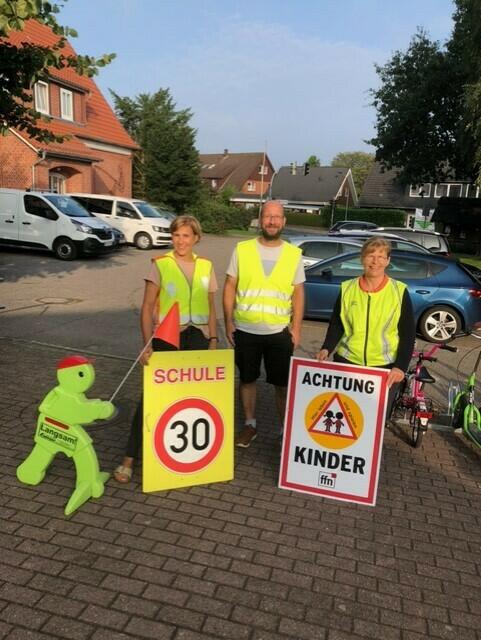 v. li. Katharina Köppen, Steffen Kötke und Ortsbürgermeisterin Anke Grabe setzen sich für die Verkehrssicherheit rund um die Schule in Klecken ein | Foto: Anke Grabe