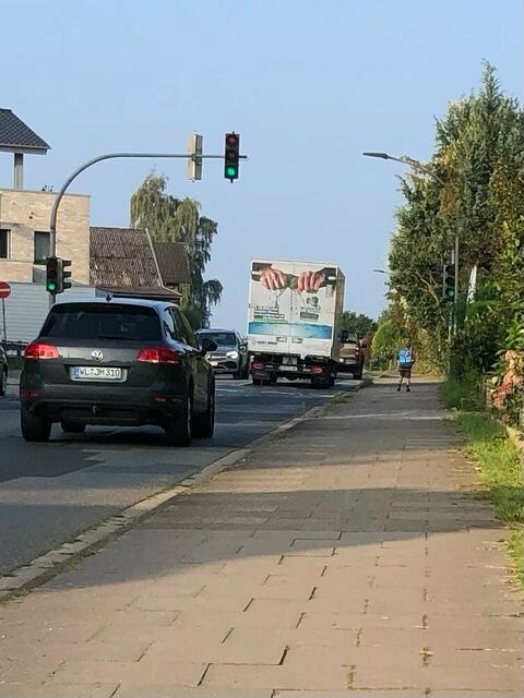 Das Bild zeigt, wie dicht die Schulanfänger den Kraftfahrzeugen an der viel befahrenen Straße kommen | Foto: Anke Grabe