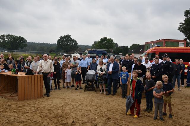 Zahlreiche Gäste aus Sprötze kamen  zum Richtfest