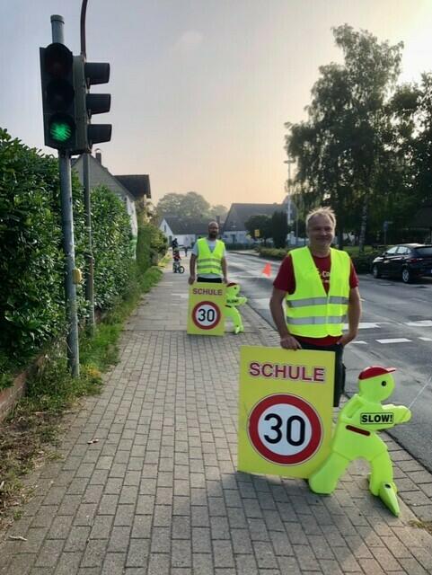 Steffen Kötke (li.) und Lars Nähr weisen die Autofahrer auf Achtsamkeit hin | Foto: Anke Grabe
