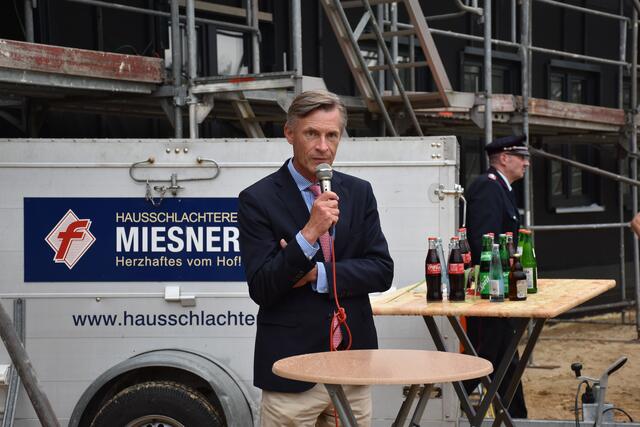 Buchholz' Bürgermeister Jan-Hendrik Röhse wünschte der Feuerwehr alles Gute | Foto: Axel-Holger Haase