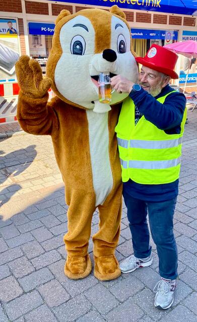 Marktmeister Uwe Müller gibt dem Maskottchen Ekki auch einen Schluck Bier | Foto: Töster Kreis