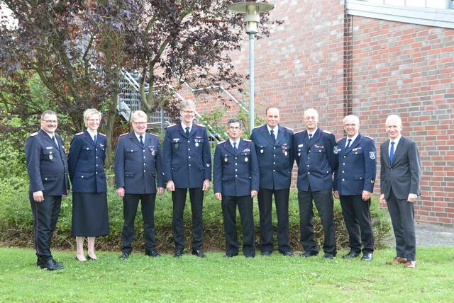 Gratulation zur Ehrung (v. li.): Olaf Kapke, Präsident des Landesfeuerwehrverbandes, Melanie Schumann, Jörn Petersen, Uwe Ehlers, Michael Boer, Heiko Witte, Ralf vom Lehn, Kreisbrandmeister Volker Bellmann und Landrat Rainer Rempe | Foto: Mathias Wille