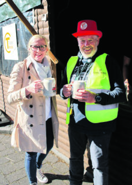 Marktmeister Uwe Müller stößt mit Bürgermeisterin Nadja Weippert auf den Erfolg des Flohmarkts an   | Foto: Töster Kreis
