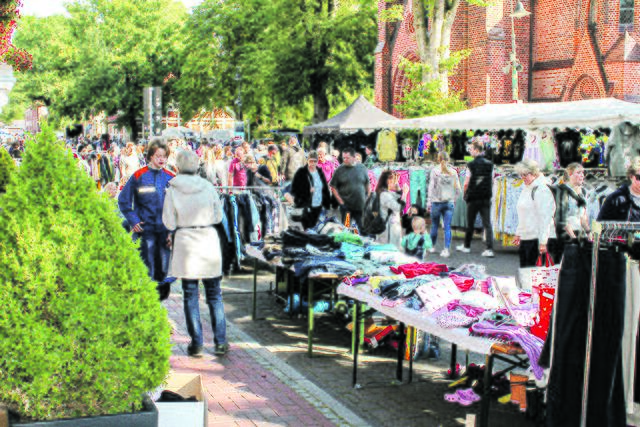 Im Himmelsweg drängeln sich die Besucher an den zahlreichen Ständen entlang | Foto: os