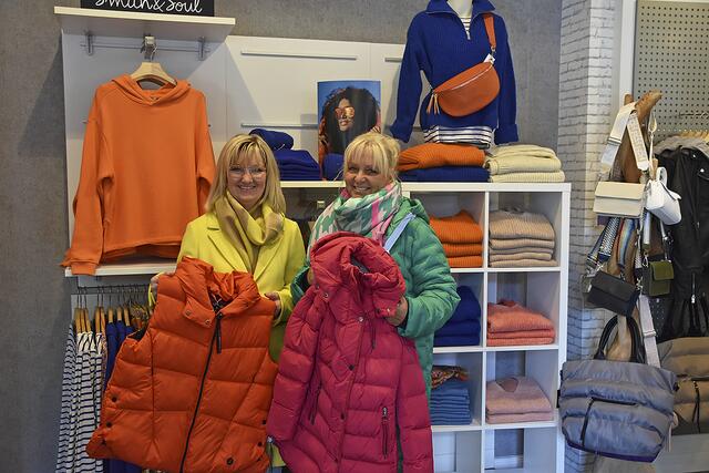 Inhaberin Meike Eggers-Tasarz (li:) und Kerstin Weichler von "Herzstück" laden zum Modebummel ein Foto: ah | Foto: Axel-Holger Haase