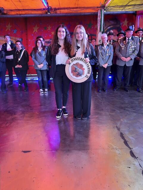 Jungschützenkönigin Lilli Schröder (re.) mit Adjutantin Lara Svea Heuer | Foto: Georg Mickel-Garbers
