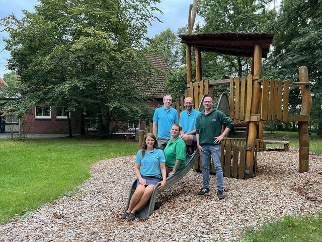 Der Vorstand des Kindergartenvereins (hintere Reihe, v.li.): Björn Steinhardt, Peter Bumann, Nanne Fliege sowie (v. vorne) Carmen Runge und Nadine Reichardt  | Foto: Verein