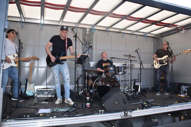 Die Band Mad Dog sorgt für gute Unterhaltung auf der Bühne des Töster Kreises | Foto: Axel-Holger Haase