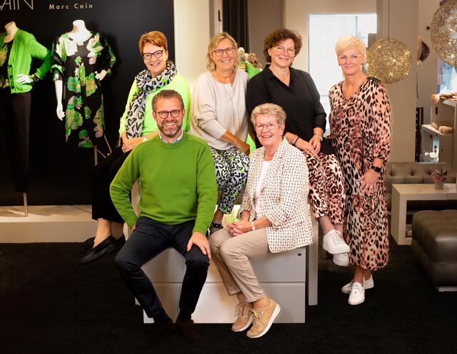 Das Gerlach-Modeteam: (vorne) Jens Gerlach mit Mutter Ingrid Gerlach sowie (hintere Reihe v.li.): Gaby Bargmann, Beate Bernhard, Birgit Ramm und Luciana Pruns. Es fehlt Heidrun Behrens-Witt  | Foto: Modehaus Gerlach