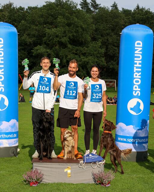 Siegerehrung für den "Combination Speed Cup" (v. li.): David Voß mit Hündin "Ziva", Stephan Möbius mit "Juna" und Lisa Faustmann mit "Fibi" vom Hundesportverein Auetal/Wulfsen | Foto: Benedikt Voß