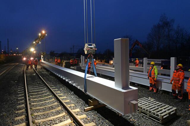 Die Lärmschutzwände in Hammah werden nachts errichtet, um den Zugverkehr nicht zu beeinträchtigen | Foto: Deutsche Bahn AG / Christian Bedeschinski / Hering Bau GmbH &amp; Co. KG